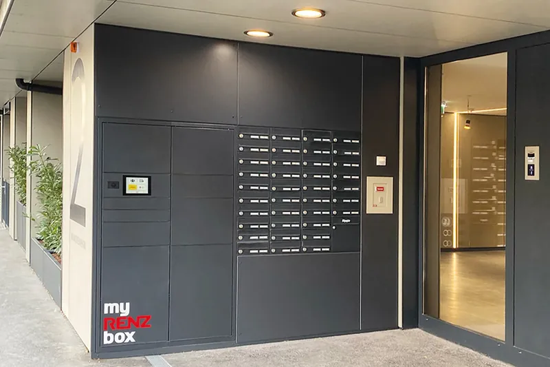 Briefkastenanlage mit integriertem Paketablagesystem in einem Hausflur