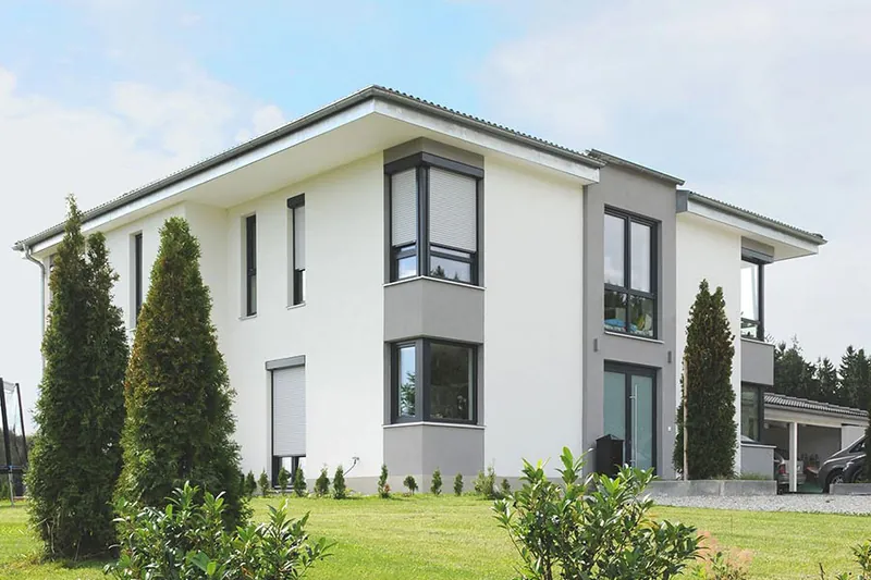 Wohnhaus mit heruntergelassenen Rollläden