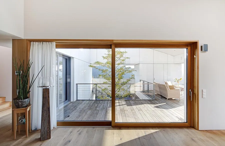 Innenraum mit Holzfenster und sichtbarer Maserung