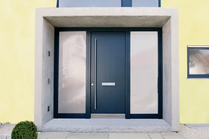 Hauseingang mit pulverbeschichteter Haustür und Seitenteilen