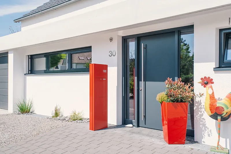 Hauseingang mit wärmegedämmter Bodenschwelle und Briefkasten