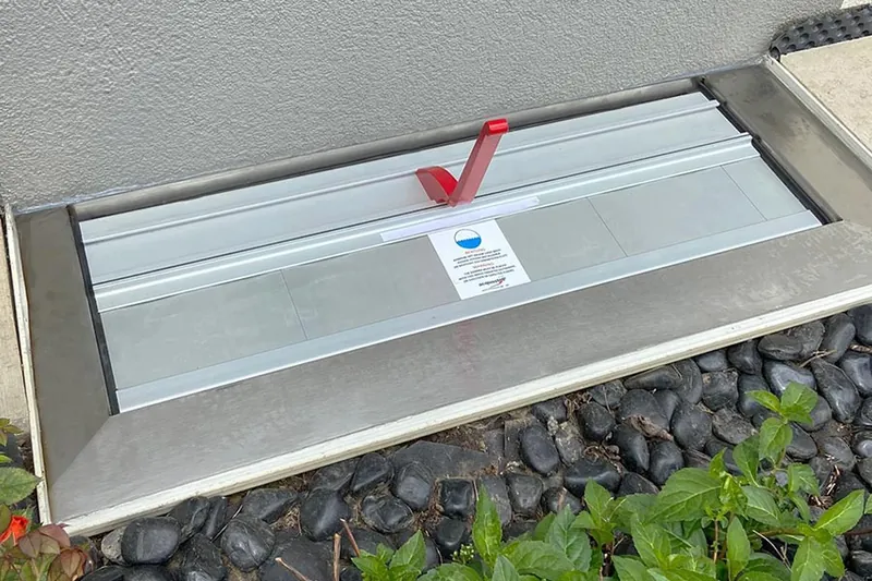 Flutschott mit Mittelpfosten vor einer breiten Einfahrt