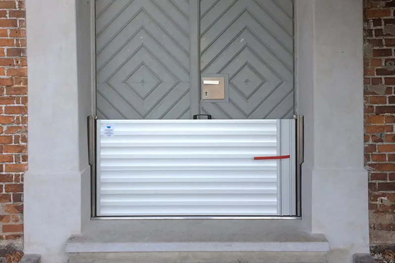 Flutschott vor einer Tür- und Fensteröffnung eines Wohnhauses