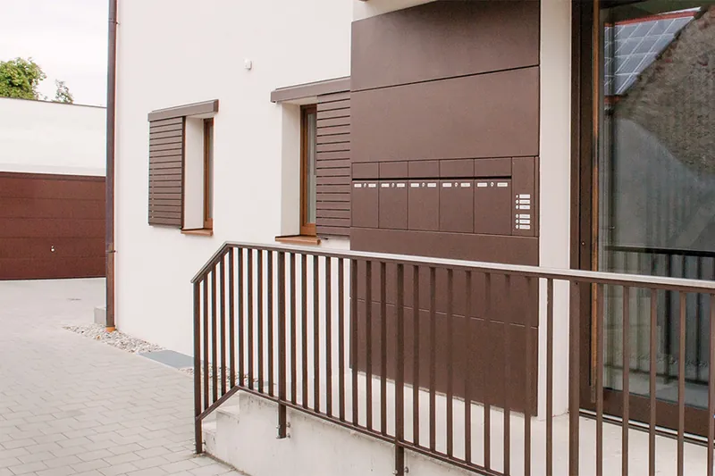 Briefkastenanlage an einer Hausfassade
