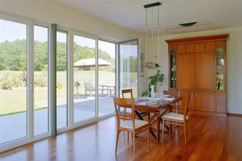 Fenstermodelle mit Blick in einen Wohnraum
