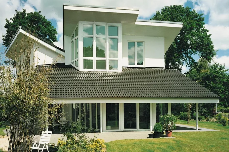 Wohnhaus mit großen Fensterflächen und Vordach