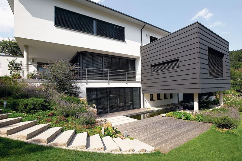 Modernes Wohnhaus mit außenliegendem Sonnenschutz