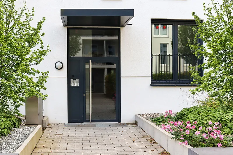 Moderne Haustür in dunkler Ausführung mit Seitenteil